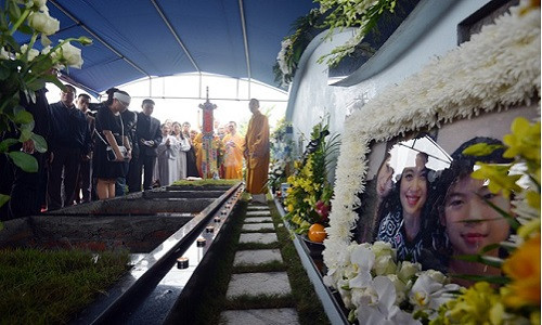 "Sau thời gian xa quê hương, cả gia đình đã có thể đoàn tụ tại quê nhà, nhưng sự đoàn tụ này đau đớn quá", một người thân trong gia đình nghẹn ngào khóc.