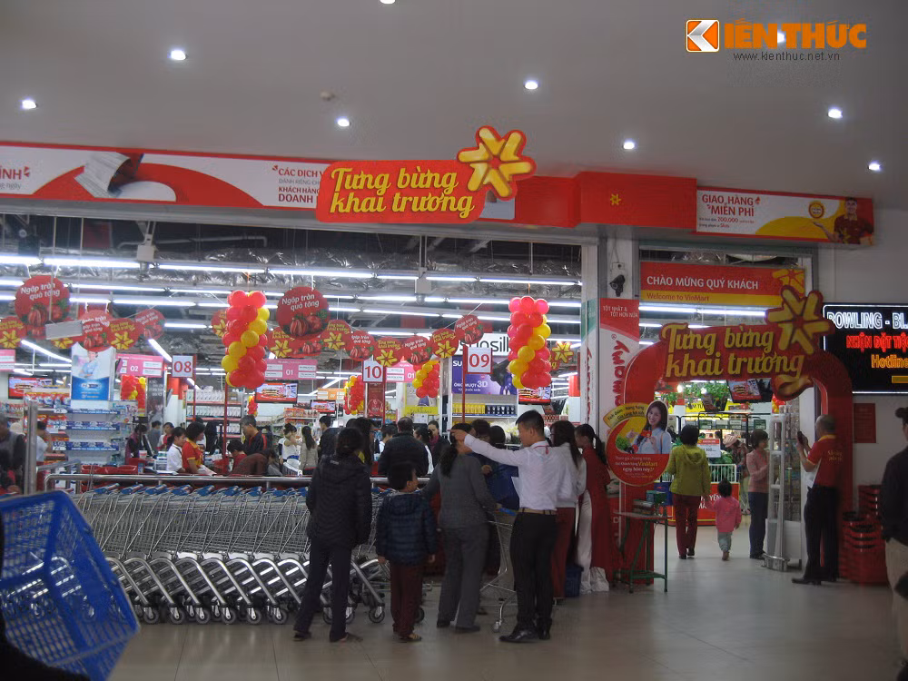 Vì sự thay đổi về cách vào siêu thị, nơi gửi đồ... các nhân viên của Vinmart túc trực tại cửa ra vào để hướng dẫn khách hàng thăm quan, mua sắm.