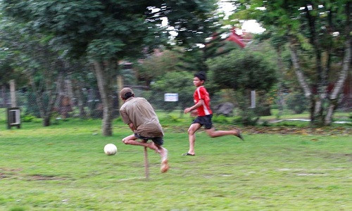 Thực chất là điều khiển bằng tay đẩy gậy nên rất linh hoạt và mạnh. Đối phương nhiều khi lúng túng trước một đòn cật lực của “hậu vệ” Páo.