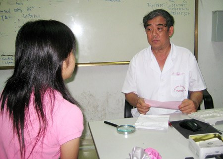 Bác sĩ Nguyễn Thành và bệnh nhân.