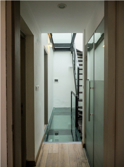 Ánh sáng còn được bổ sung từ tum thang lợp kính, xuyên từ tầng 5 đến tầng 3 qua hệ hành lang bằng kính cường lực.