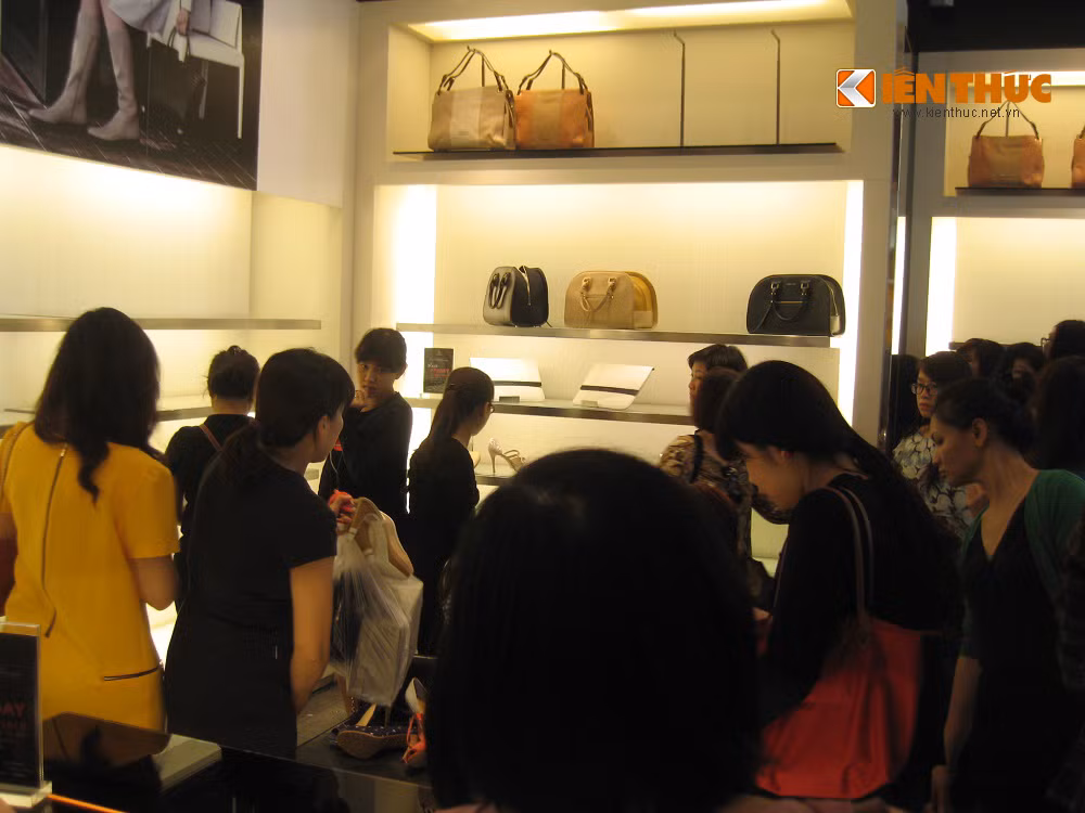 Một khách hàng hồ hởi cho biết: "Một túi sách tiền triệu, giờ còn có mấy trăm nghìn, không mua thì phí lắm".