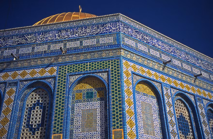 8. Dome of the Rock (Jerusalem, Palestine)- một trong những công trình lâu đời nhất của kiến trúc Hồi giáo, lấy cảm hứng từ kiến trúc của một số tòa nhà như hình bát giác thờ St. Giacomo ở Ý, giáo đường Do Thái ở Budapest.