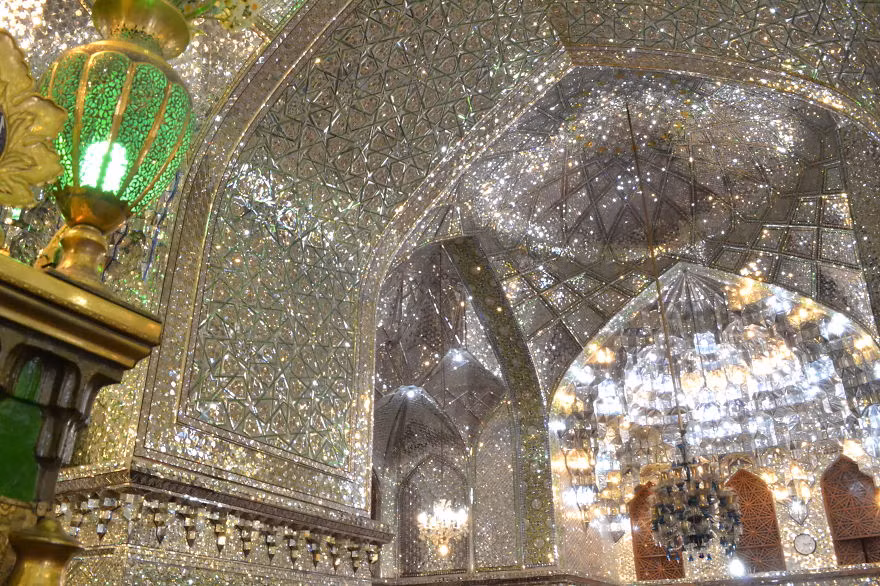 9. Khung cảnh tráng lệ, lấp lánh đá quý của nhà thờ Ali Ibn Hazem Holly Shrine, vùng Shiraz, Iran.