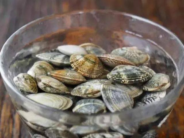 Lam sach ngao voi muoi chua du, them 1 thu at nha cat nhanh