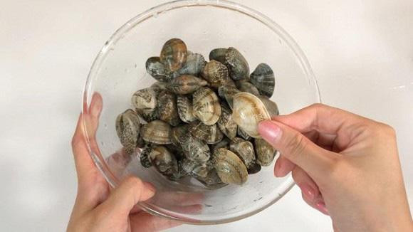 Lam sach ngao voi muoi chua du, them 1 thu at nha cat nhanh-Hinh-3