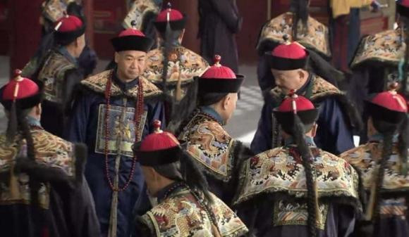 Cac quan chuc trieu Thanh tung tay ao hai lan truoc khi quy xuong, tai sao?-Hinh-2