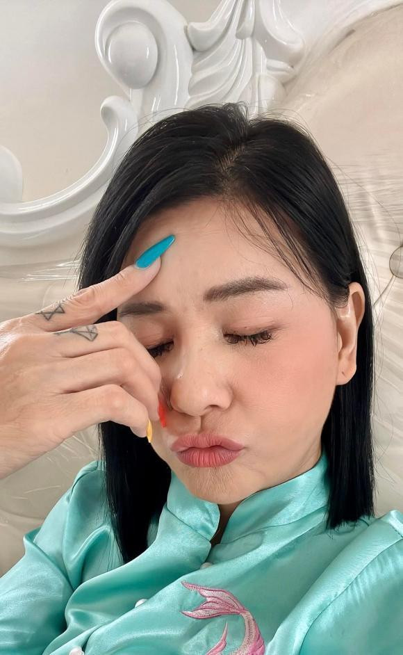 Cat Phuong 'muon di dau do that xa' sau khi bi tung tin qua doi