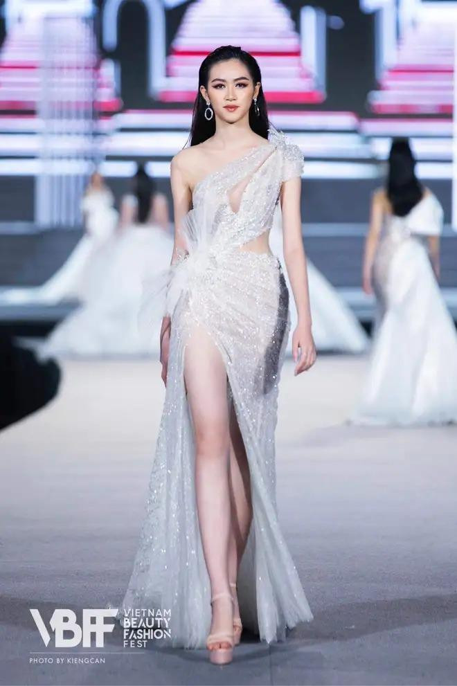 Thi sinh Hoa hau tiet lo diem khac biet luc o nha va khi di thi-Hinh-6