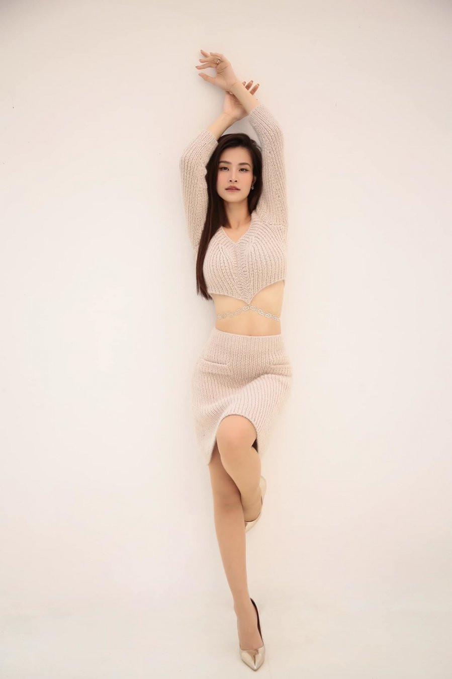 Đông Nhi đụng hàng Vbiz, mẹ một con chưa một lần lép vế - Hình 2 Dong Nhi dung hang Vbiz, me mot con chua mot lan lep ve-Hinh-2