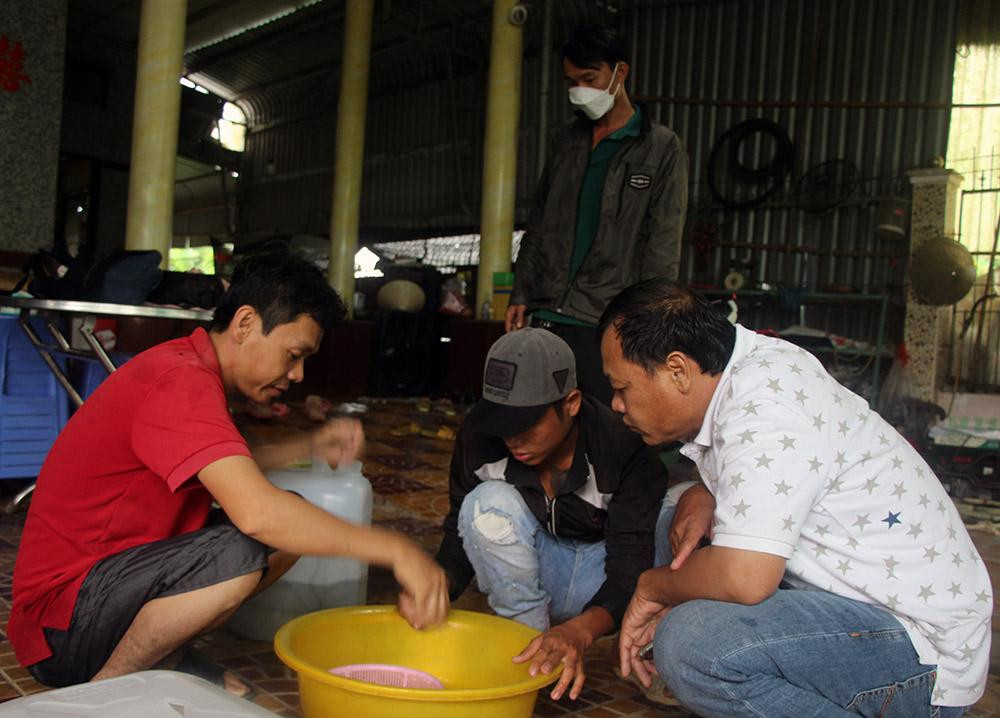 Anh nong dan mien Tay lam lieu nuoi ca day, khong ngo thu bon tien-Hinh-5