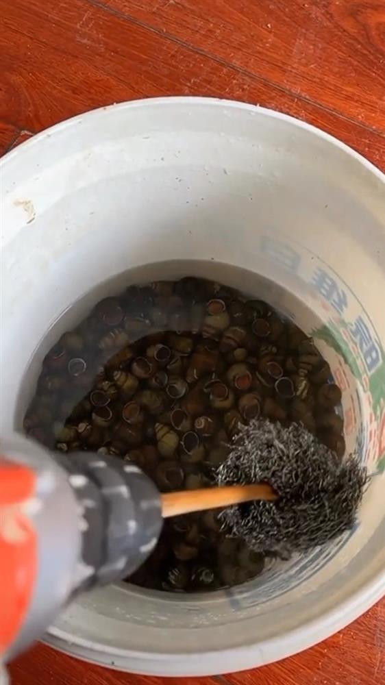 Thanh nien rua oc kieu moi, dan mang cuoi xiu thay oc 'say nhu dien'