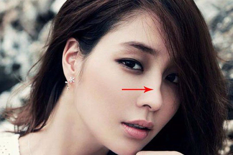 Phụ nữ mũi lệch, lộ xương. Trong nhân tướng học một người có tướng mũi lộ xương thường là người có đường công danh gặp nhiều sóng gió. Bởi đây là nét tướng của người không thật thà, đôi khi không tự làm chủ được hành vi của mình.