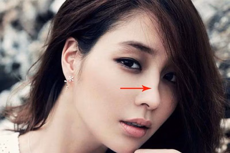 Phụ nữ mũi lệch, lộ xương. Trong nhân tướng học một người có tướng mũi lộ xương thường là người có đường công danh gặp nhiều sóng gió. Bởi đây là nét tướng của người không thật thà, đôi khi không tự làm chủ được hành vi của mình.