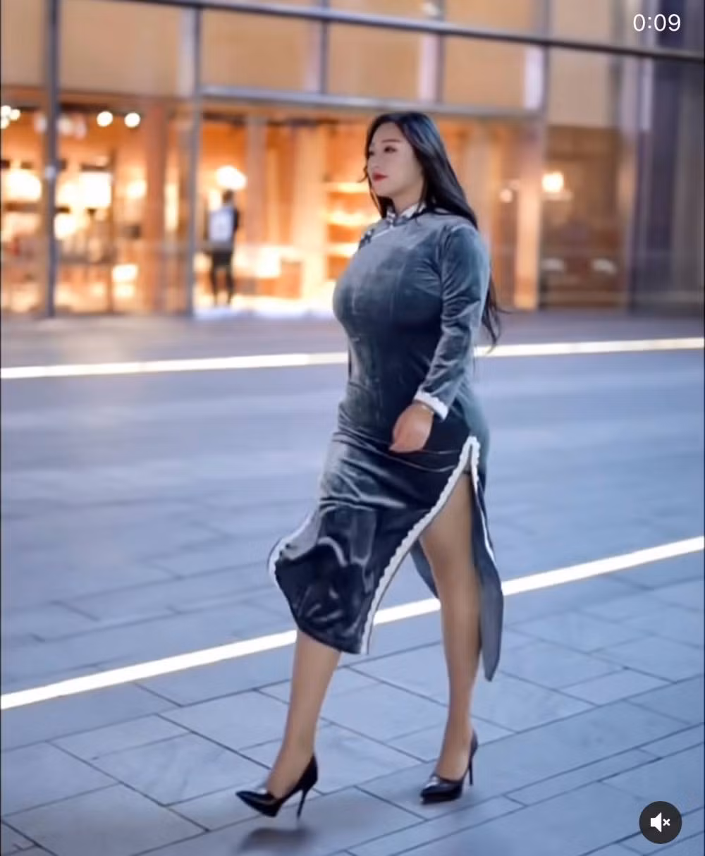 My nhan duong pho hut hon trong chiec vay bodycon-Hinh-4