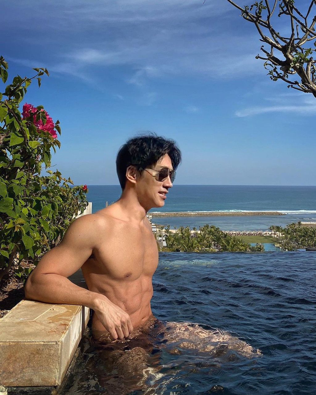 Chuando cao 1,85 m, nặng 78 kg và có thể nâng mức tạ 82 kg. Trong một cuộc phỏng vấn của Straits Times, phóng viên tiết lộ làn da của nhiếp ảnh gia người Singapore đẹp hoàn mỹ, không tì vết.