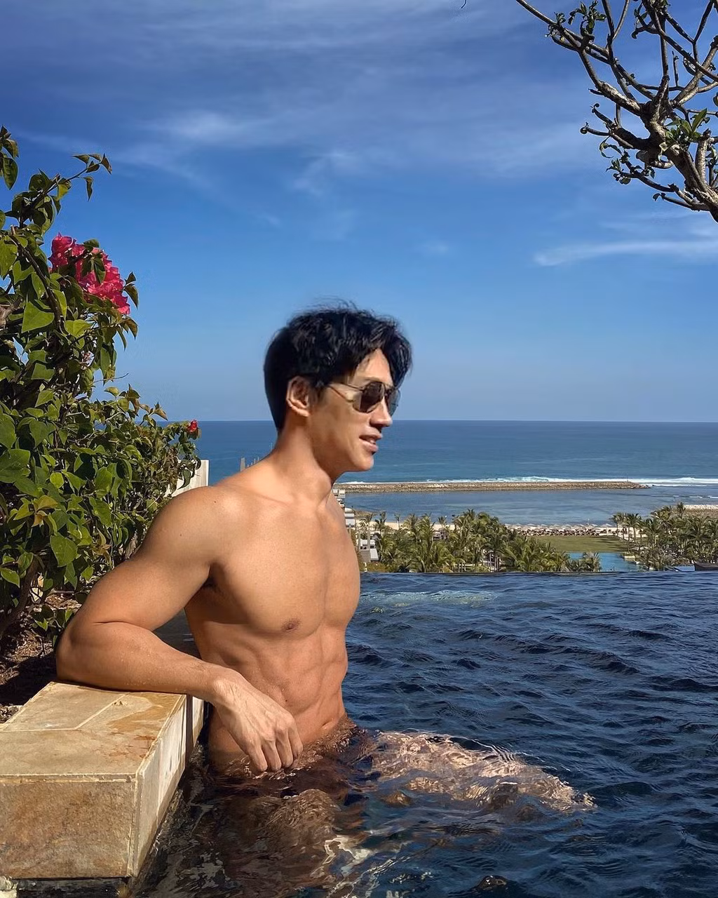 Chuando cao 1,85 m, nặng 78 kg và có thể nâng mức tạ 82 kg. Trong một cuộc phỏng vấn của Straits Times, phóng viên tiết lộ làn da của nhiếp ảnh gia người Singapore đẹp hoàn mỹ, không tì vết.