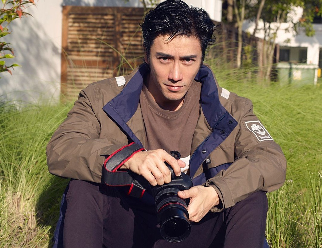 “Tôi chỉ ăn một bữa chính mỗi ngày, thường là bữa trưa. Bữa phụ sẽ có lòng trắng trứng, bánh mì nướng, cà chua, hành tây cắt nhỏ và quả bơ”, nam người mẫu tiết lộ với 8days trong thời gian Singapore cách ly xã hội.