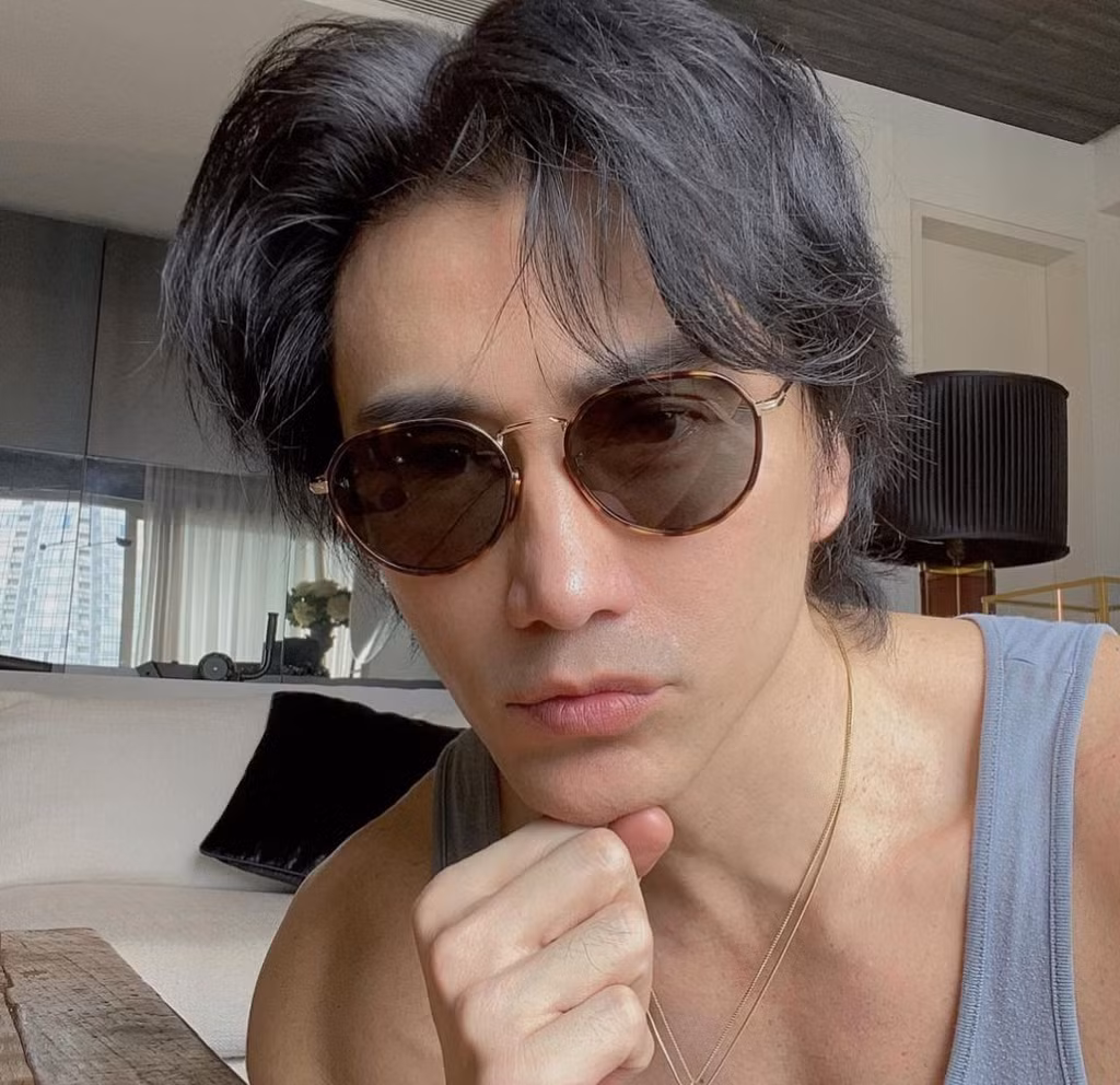 Trong đợt dịch Covid-19, nam nhiếp ảnh gia không thể đến phòng tập. Ông giữ thân hình săn chắc bằng các bài tập tại nhà như chống đẩy, plank, lắc chân…