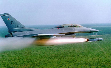 F-16 phóng tên lửa không đối đất AGM-65 Maverick.