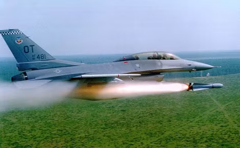 F-16 phóng tên lửa không đối đất AGM-65 Maverick.
