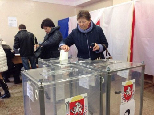 Người dân Crimea đi bỏ phiếu trong cuộc trưng cầu dân ý hồi tháng 3. (Ảnh minh hoạ)