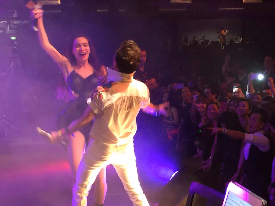 Trước đó, cũng trong chuyến lưu diễn tại Australia, hai ngôi sao hot nhất làng giải trí Việt đã có màn quậy tưng bừng cùng khán giả.