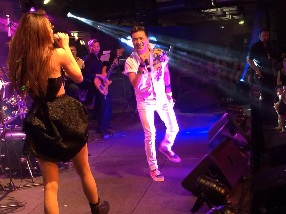 Diện mẫu váy ngắn sexy, Hồ Ngọc Hà có màn biểu diễn đầy máu lửa trên sân khấu.