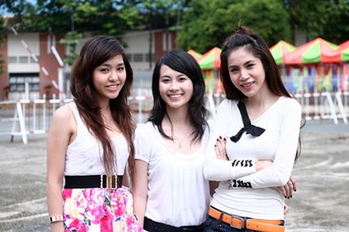 Thủy Tiên trẻ trung, hồn nhiên bên cạnh bạn bè.