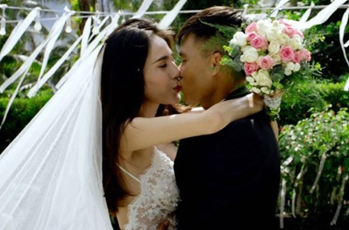 Trên facebook, cùng với hình ảnh trong MV, nữ ca sĩ cũng dành những lời mật ngọt gửi đến chồng: "Chỉ cần anh thôi bên em cùng nhau vượt qua bao sóng gió".