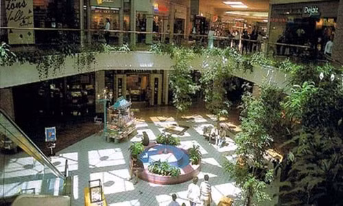 Trung tâm thương mại Vallco Shopping Mall.