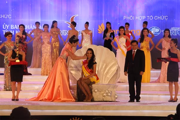 Hoa hậu Việt Nam 2014 trao băng danh hiệu cho tân Hoa hậu. Ảnh: Vũ Sơn.