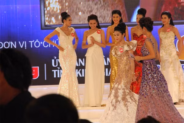 Thí sinh top 5 trả lời ứng xử. Ảnh: Vũ Sơn.