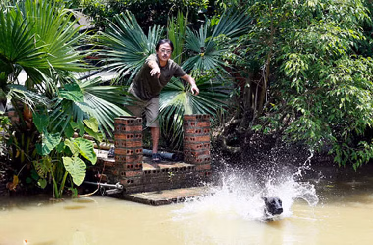 Anh chuyển về sống ở ngoại thành Hà Nội. Tại đây, an tận hưởng cuộc sống điền viên.