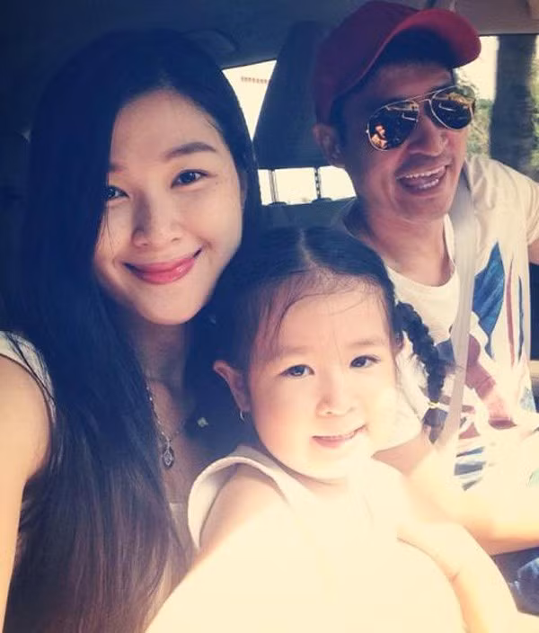 Anh Thư chia sẻ từ khi chung sống với cô, Huy Khánh đã thay đổi và chững chạc hơn. Hiện tại, Huy Khánh vẫn rong ruổi trên các trường quay, còn Anh Thư làm hậu phương vững chắc, chăm lo cô con gái 2 tuổi.