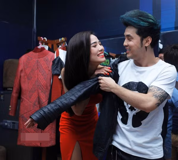 Giọng ca "Căn gác trống" cho biết Kim Cương là người đã ở lại bên anh trong giai đoạn khó khăn nhất và cũng là người mà anh có ý định gắn bó lâu dài.