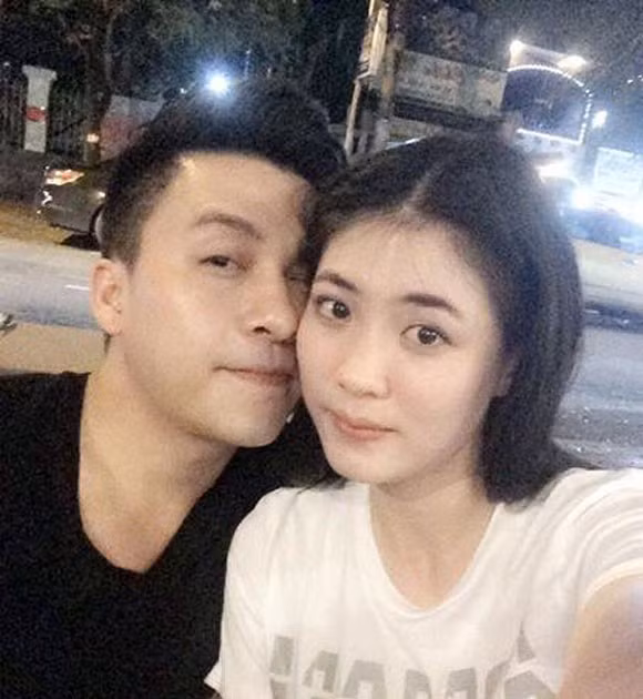 Đầu tháng 8 vừa rồi, Lan Anh bất ngờ lên tiếng qua một bài phỏng vấn. Cô chia sẻ về tin đồn cướp bạn trai cũng như nói về cuộc tình với Tiến Dũng. Khi đề cập về việc yêu một người đào hoa, bà mẹ một con cho biết cô đang hạnh phúc và đã thay đổi được nam ca sĩ trẻ. Tiến Dũng cũng lên tiếng bảo vệ bạn gái mới và nhiều lần nhắc đến dự định lâu dài với Lan Anh.