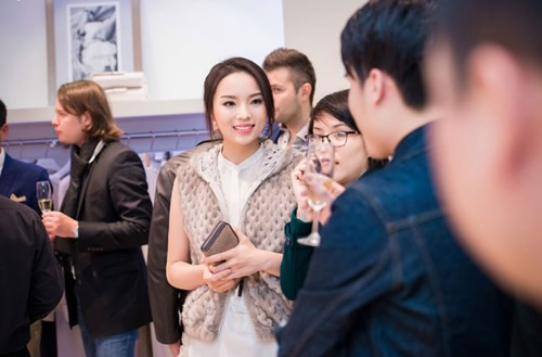 Sự xuất hiện của Kỳ Duyên thu hút sự chú ý của những người có mặt.