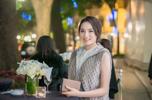 Cô diện bộ trang phục giản dị với chiếc áo khoác ngoài để giữ ấm giữa tiết trời đông rét cóng.