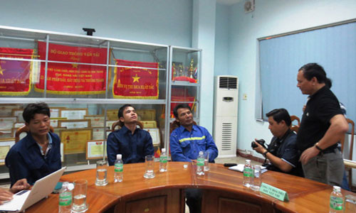 Cục trưởng Cục Hàng hải Nguyễn Nhật (người đứng áo đen) động viên 3 thủy thủ.