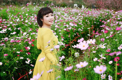 Cùng với đam mê ca hát, nữ ca sĩ cũng theo học tại Nhạc viện Hà Nội để nuôi dưỡng ước mơ trở thành cô giáo. Hiện, Ngọc Khuê đang là giảng viên Thanh nhạc tại trường Đại học Văn hóa Hà Nội.