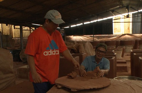 Có ông bố phải bỏ cuộc vì thử thách quá khó. Trong ảnh, Trần Lực đang gắng sức nặn một chú ngựa.