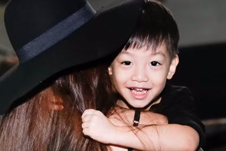 Đó cũng là lý do Hồ Ngọc Hà luôn giấu kín hình ảnh con trai để giữ cho cậu bé có được cuộc sống bình yên, tránh xa những thị phi của showbiz. Gần đây, nữ ca sĩ mới thoải mái hơn trong việc chia sẻ hình ảnh của Subeo. Tuy vậy, không ít lần Hồ Ngọc Hà tỏ ra phật ý khi Cường đô la đăng tải ảnh con quá nhiều lên facebook.