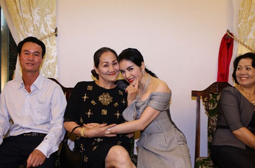 Lý Nhã Kỳ thân thiết cùng mẹ trong show thời trang khủng.