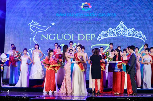 Cùng ngồi ghế giám khảo còn có NTK Anh Thư, tiến sĩ nhân sắc học Thẩm Hoàng Điệp.