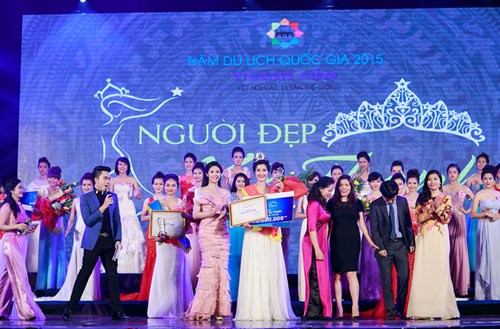 Ngọc Hân chúc mừng thí sinh đăng quang trong cuộc thi.