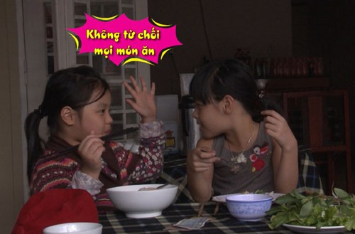 Bán một lúc, các bé vào cửa hàng mua thức ăn trưa và nước để giải khát. Suti xung phong ăn hộ đồ ăn của Bờm và Bo.