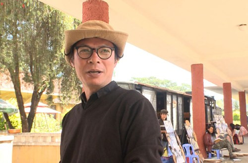 Vì sức khỏe vẫn chưa hồi phục hẳn, Trần Lực nói vui: "Nhiệm vụ này phải để cho các anh này - người của công chúng. Cách đây 10 năm có thể tôi sẽ lượm tiền rất nhanh. Mọi người sẽ: "Ô! A! Trần Lực!". Còn bây giờ phải để cho các bạn này thôi!".