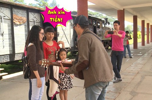 Hoàng Bách đàn và hát bài "ruột" của mình: "Chuyện chàng cô đơn". Phan Anh thì nhún nhẩy theo điệu nhạc. Khi bài hát kết thúc, các ông bố thực hiện thử thách "xin tiền" khán giả xung quanh. Hoàng Bách cởi mũ, trình bày hoàn cảnh, năn nỉ các bạn xung quanh ủng hộ.