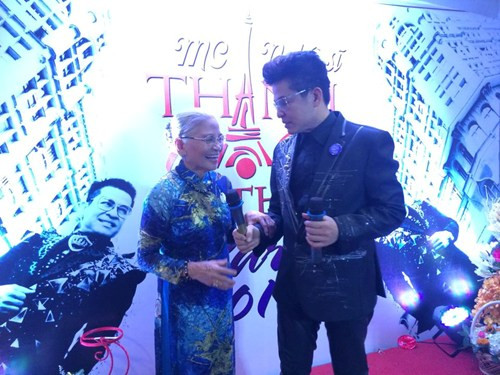 Mẹ của MC Thanh Bạch cũng có mặt trong sự kiện để chúc mừng con trai.